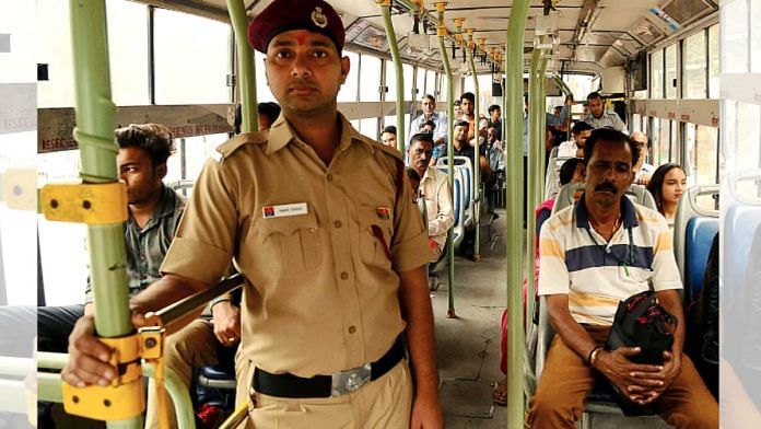 नई दिल्ली में डीटीसी बस में खड़ा एक मार्शल | फाइल फोटो/एएनआई