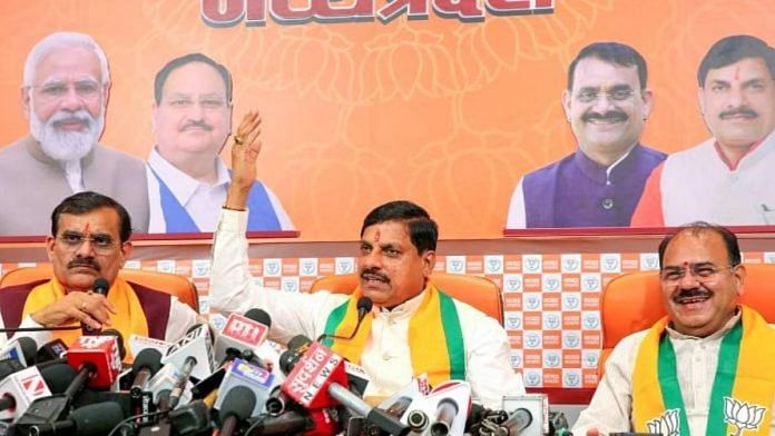 मध्य प्रदेश के मुख्यमंत्री मोहन यादव ने इस साल की शुरुआत में भोपाल में एक प्रेस कॉन्फ्रेंस को संबोधित किया. इस दौरान उनके साथ भाजपा की प्रदेश इकाई अध्यक्ष वी.डी. शर्मा भी मौजूद थे | फोटो: एएनआई