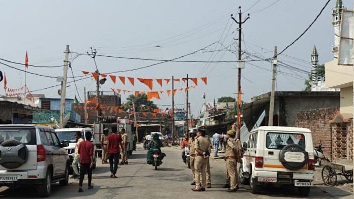 बहराइच में उस जगह पर पुलिस अधिकारी जहां 13 अक्टूबर को जुलूस रोका गया था | फोटो: मयंक कुमार/दिप्रिंट