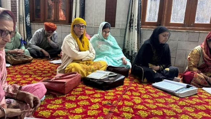 हर शुक्रवार को श्रीनगर के एक गुरुद्वारे के बेसमेंट में महिलाएं 52-वर्षीय सिख उपदेशक गुरदीप कौर को सुनने के लिए इकट्ठा होती हैं | फोटो: सागरिका किस्सू/दिप्रिंट