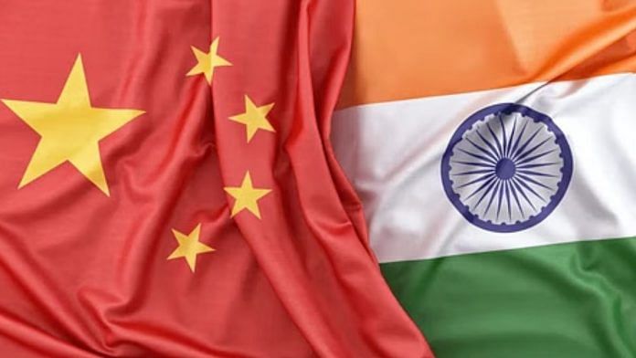 भारत और चीन का झंडा | शटरस्टॉक