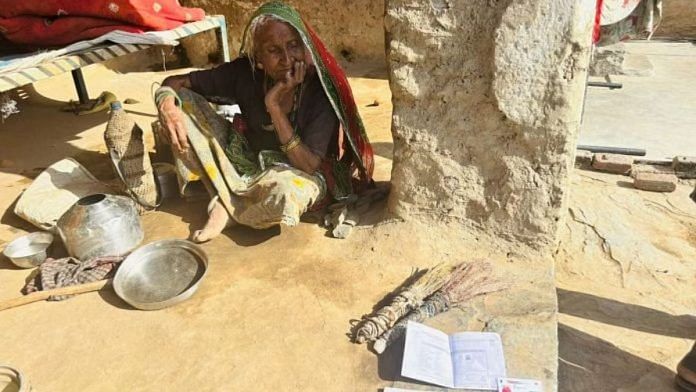 राजसमंद जिले की भील तहसील की नैनू देवी राजस्थान के उन 13 लाख से अधिक पेंशनभोगियों में से एक हैं, जिनकी पेंशन दिसंबर 2022 में ईकेवाईसी अनिवार्य होने के बाद अचानक रद्द कर दी गई थी | फोटो: वंदना मेनन/दिप्रिंट