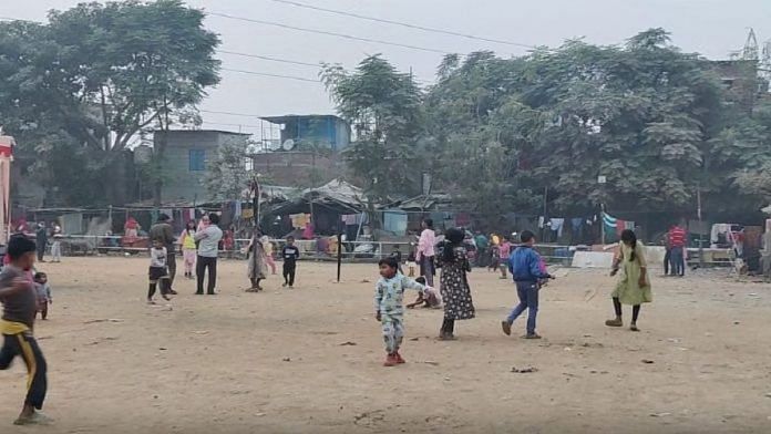 मसूदपुर के जय हिंद कैंप में खुले मैदान में खेलते हुए बच्चे | फोटो: अलमिना खातून/दिप्रिंट