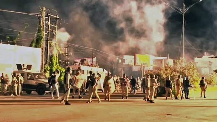 इम्फाल में भाजपा के क्षेत्रीय कार्यालय के पास एकत्रित भीड़ को तितर-बितर करने के लिए पुलिस ने कई राउंड आंसू गैस के गोले दागे | फाइल फोटो/एएनआई