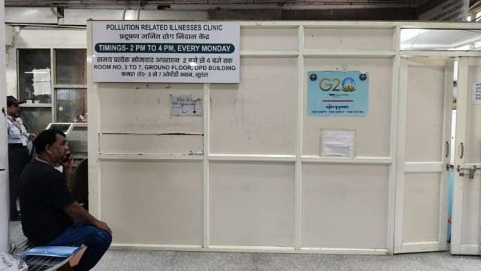 दिल्ली के आरएमएल अस्पताल में ओपीडी बिल्डिंग के ग्राउंड फ्लोर पर प्रदूषण क्लिनिक काउंटर | फोटो: मुस्कान भाटिया/दिप्रिंट