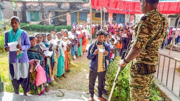 रांची के एक मतदान केंद्र पर कतार में खड़े मतदाता | एएनआई