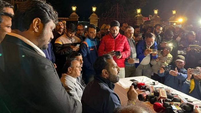 लक्ष्यराज सिंह (बीच में) मंगलवार रात मीडिया से बात करते हुए | फोटो: अंतरा बरुआ/दिप्रिंट