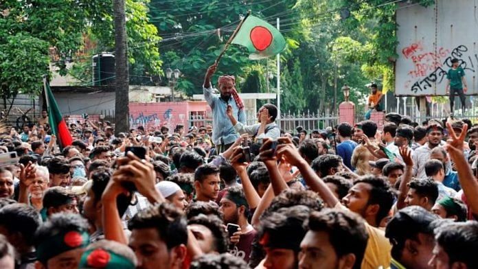 5 अगस्त, 2024 को बांग्लादेश के ढाका में प्रधानमंत्री शेख हसीना के इस्तीफे का जश्न मनाते लोग | क्रेडिट: रॉयटर्स