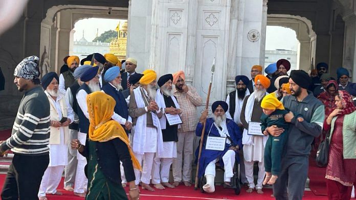 र्ण मंदिर के बाहर सेवादार बने सुखबीर बादल जिनके गले में तख्ती है जिस पर लिखा है कि वे ‘पापी’ हैं | फोटो: शेखर तिवारी/दिप्रिंट