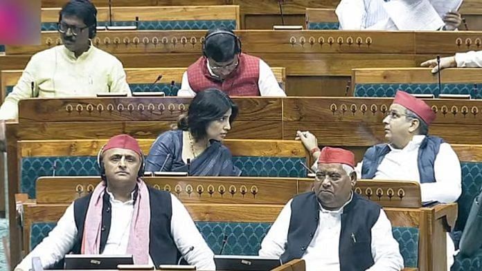 नई दिल्ली स्थित संसद के शीतकालीन सत्र में मंगलवार को समाजवादी पार्टी (सपा) के सांसद अखिलेश यादव और अवधेश प्रसाद | एएनआई