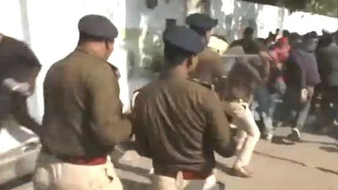 पुलिस ने शुक्रवार को पटना में BPSC कार्यालय के बाहर लाठीचार्ज किया | एक्स/एएनआई