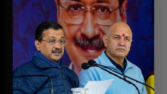 AAP के राष्ट्रीय संयोजक अरविंद केजरीवाल, पार्टी नेता मनीष सिसोदिया के साथ शुक्रवार को नई दिल्ली में पार्टी कार्यालय में एक प्रेस कॉन्फ्रेंस को संबोधित करते हुए | फोटो: पीटीआई