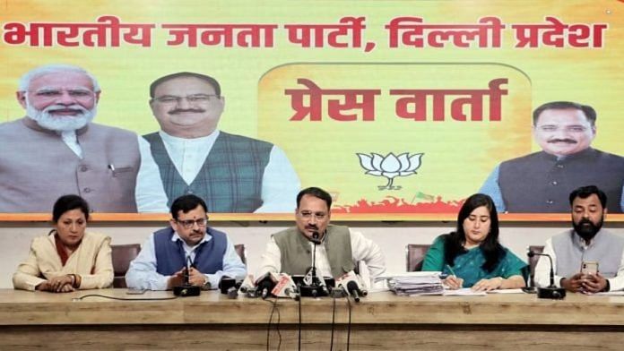 दिल्ली भाजपा अध्यक्ष वीरेंद्र सचदेवा शुक्रवार को नई दिल्ली में एक प्रेस कॉन्फ्रेंस को संबोधित करते हुए | फोटो: एएनआई