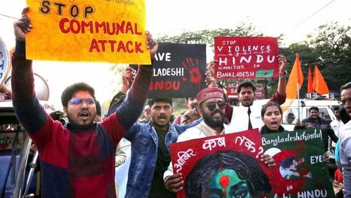बांग्लादेश में हिंदुओं पर हो रहे हमलों का विरोध कर रहे भारतीयों की फाइल फोटो | एएनआई