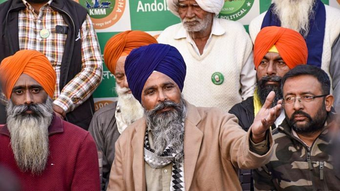 पंजाब के किसान नेता सरवन सिंह पंधेर अन्य लोगों के साथ पटियाला जिले के शंभू बॉर्डर पर शनिवार को एक प्रेस कॉन्फ्रेंस को संबोधित करते हुए | फोटो: पीटीआई