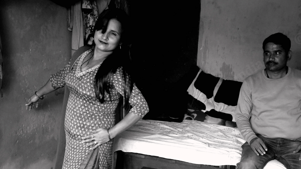 करिश्मा अपनी कमर हिलाती हैं, अपने बालों में उंगलियां फेरती आंख मारती हैं — सौदा पक्का करने के लिए इतना काफी है | फोटो: प्रवीण जैन/दिप्रिंट
