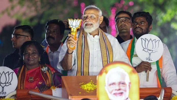 प्रतीकात्मक तस्वीर | प्रधानमंत्री नरेंद्र मोदी लोकसभा चुनाव से पहले तमिलनाडु भाजपा प्रमुख के अन्नामलाई (दाएं) और पार्टी की दक्षिण चेन्नई से उम्मीदवार तमिलिसाई सुंदरराजन (बाएं) के साथ रोड शो करते हुए | फोटो: एएनआई