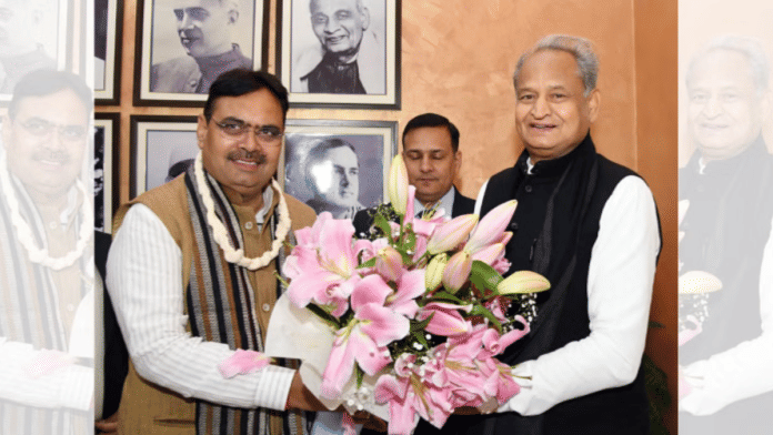 बीजेपी नेता और मुख्यमंत्री भजनलाल शर्मा (बाएं) के साथ कांग्रेस नेता और उनके पूर्ववर्ती अशोक गहलोत, जिनकी सरकार में विवादित परीक्षा हुई थी | एक्स/@ashokgehlot51