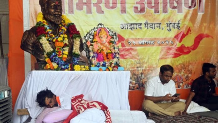 मराठा आरक्षण आंदोलन के नेता मनोज जरांगे मराठों को अन्य पिछड़ा वर्ग श्रेणी में 10% कोटा देने की मांग कर रहे हैं | एएनआई