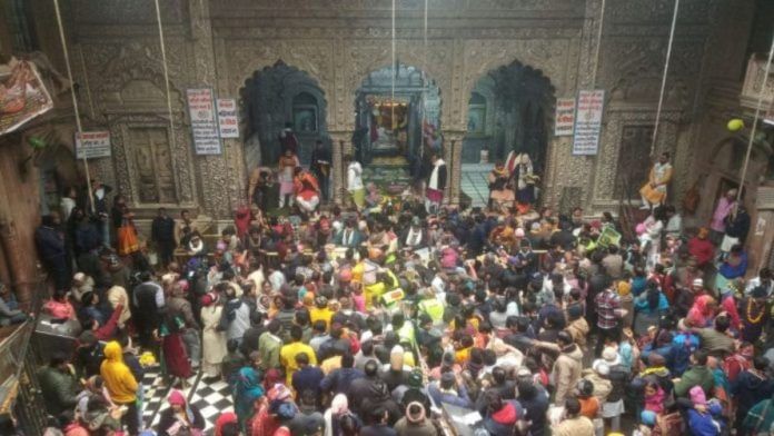 वृंदावन के बांके बिहारी मंदिर में भक्त | फोटो: कृष्ण मुरारी/दिप्रिंट