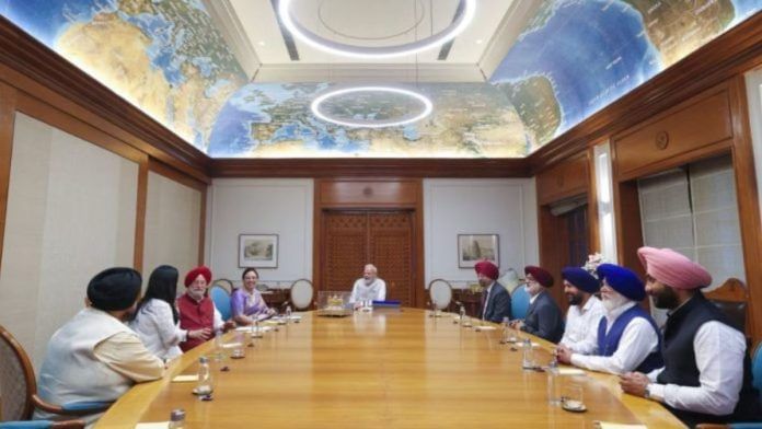 पीएम नरेंद्र मोदी और सिख संगत के सदस्यों के बीच ‘जोड़े साहिब’ हस्तांतरण के दौरान बैठक | एक्स/@HardeepSPuri